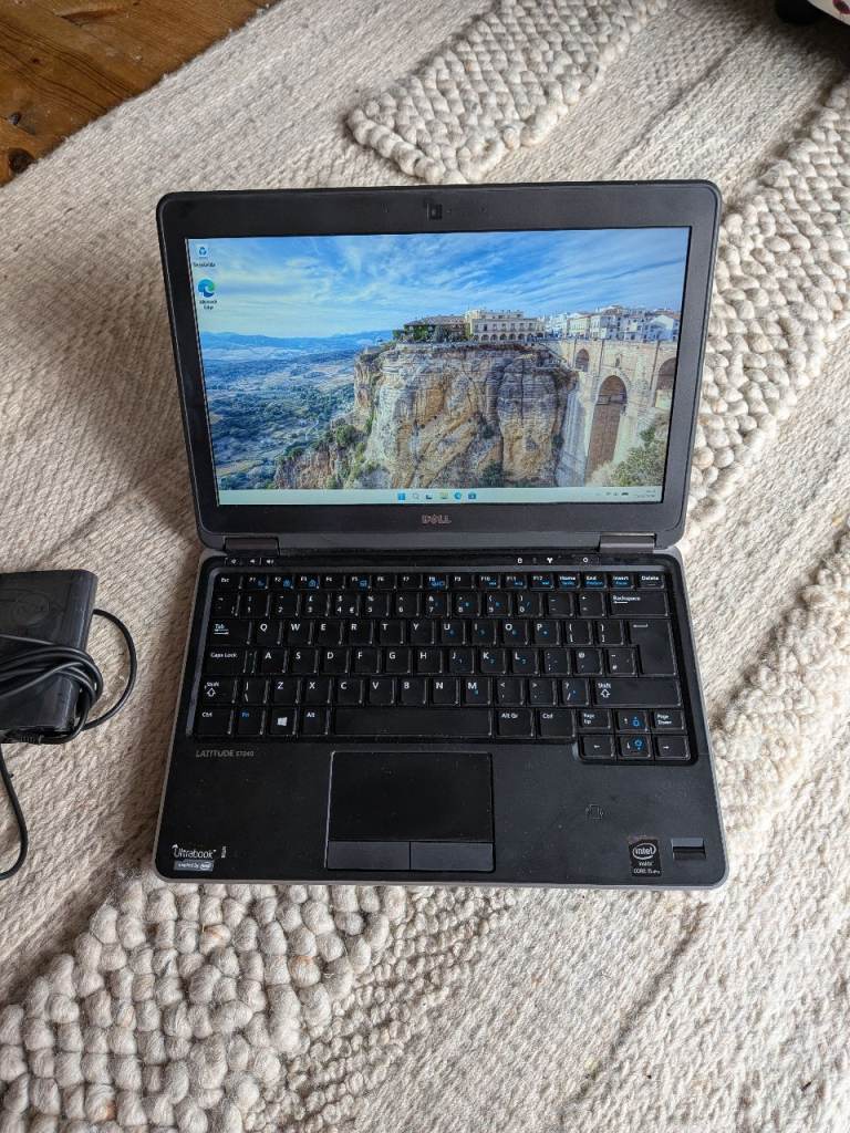 Dell Latitude E7240 Ultrabook, 12.5 inch laptop