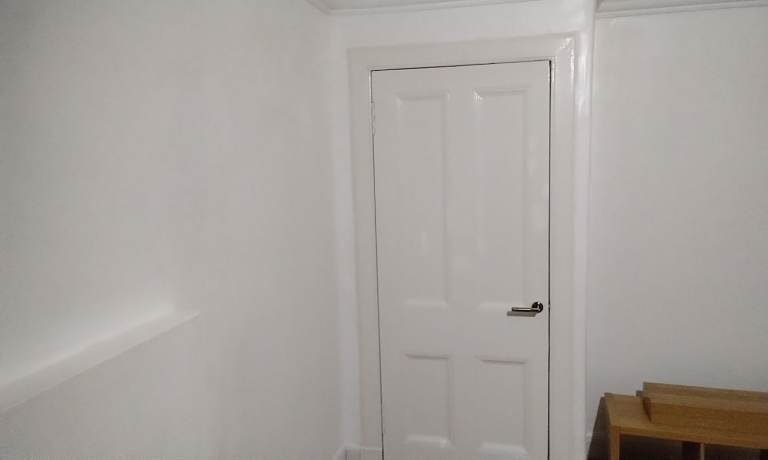 A furnished room in a shared apartment in Paisley