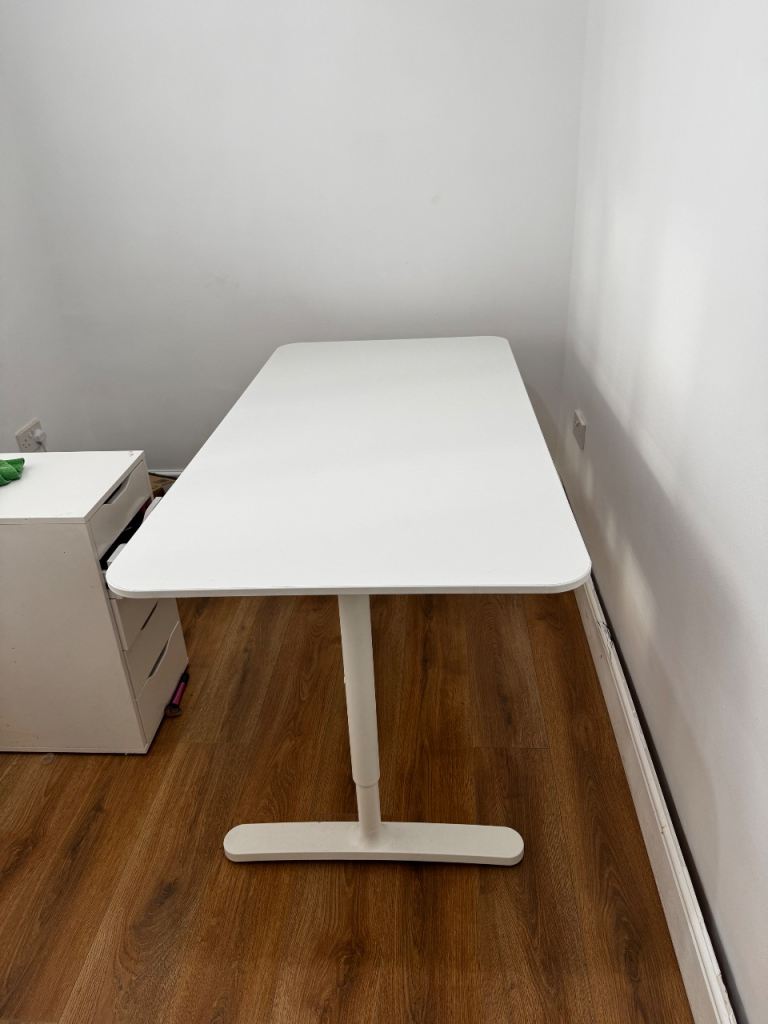 Adjustable height standing desk 