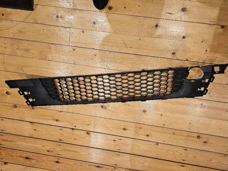 Vw scirocco lowerfrint bumper  grill 
