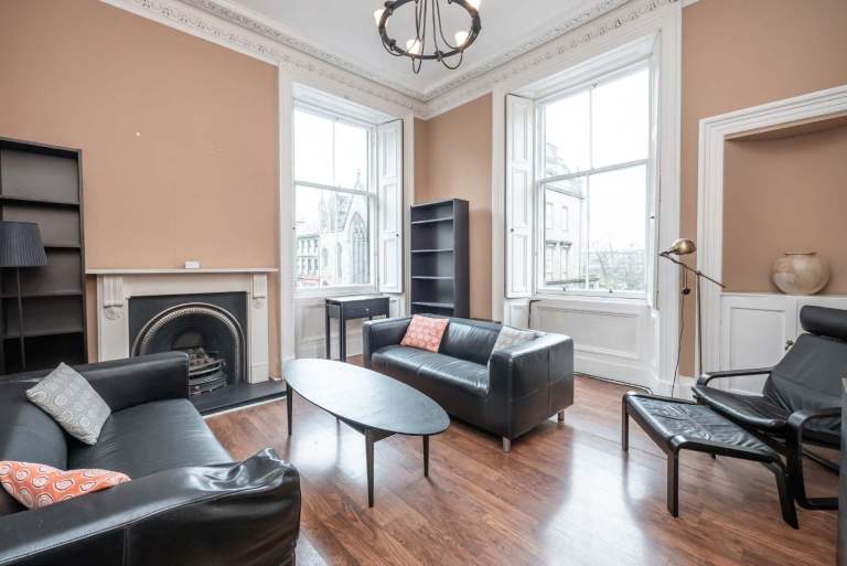 Highly desirable, 2 bedroom, 1st floor flat in incredibly desirable area – available November
