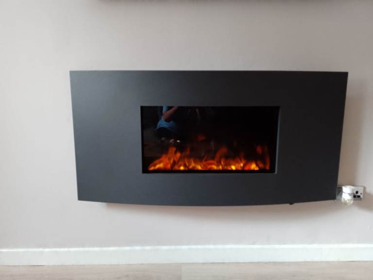Modern Wall Mounted Electric Fireplace – Black, Good Condition