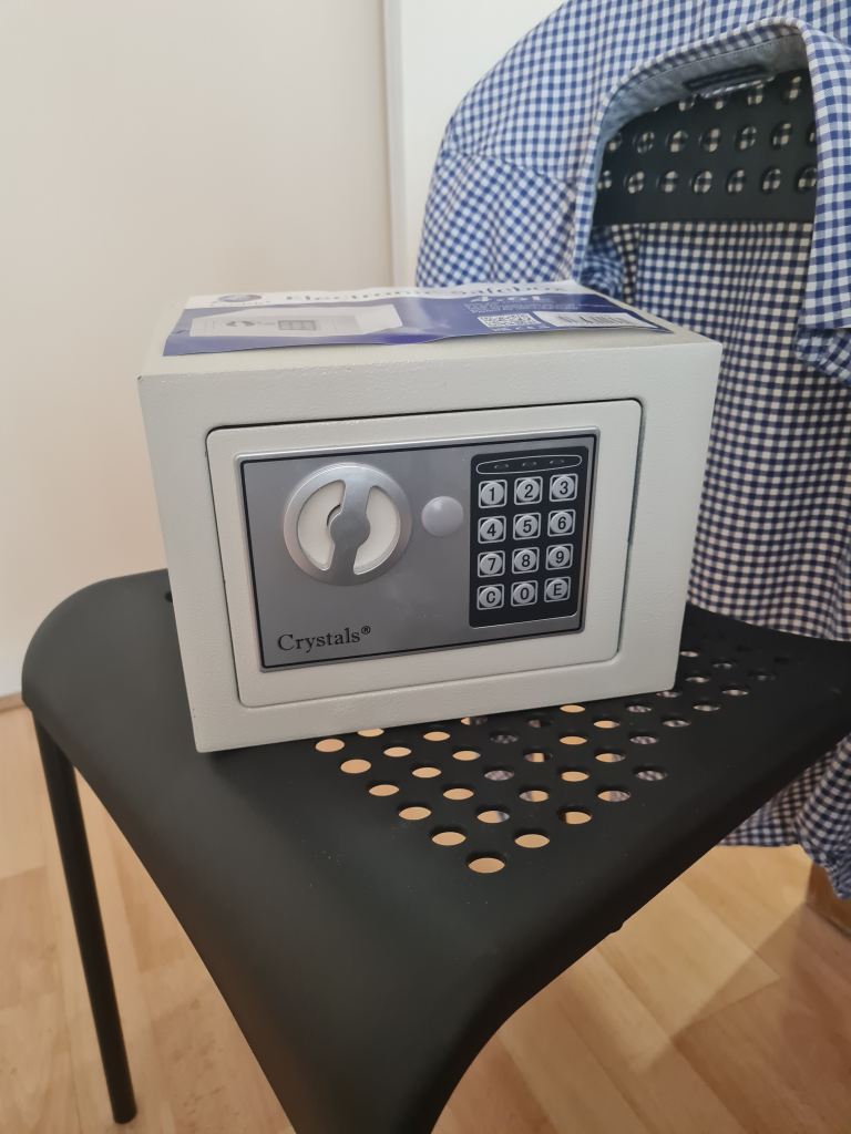 Hotel style Crystals Electronic Safebox 4.6L - Brand New, Unused