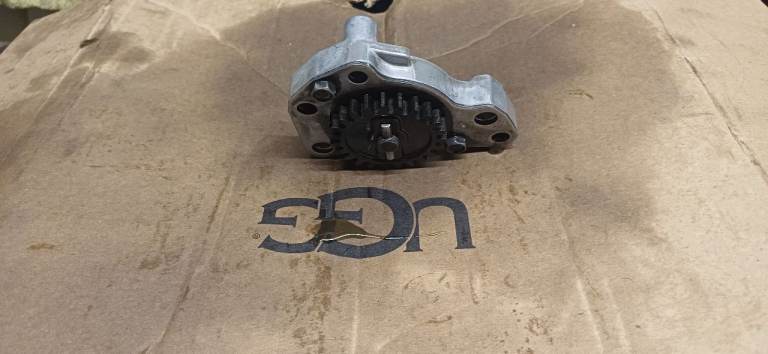 Honda cbr125r oil pump