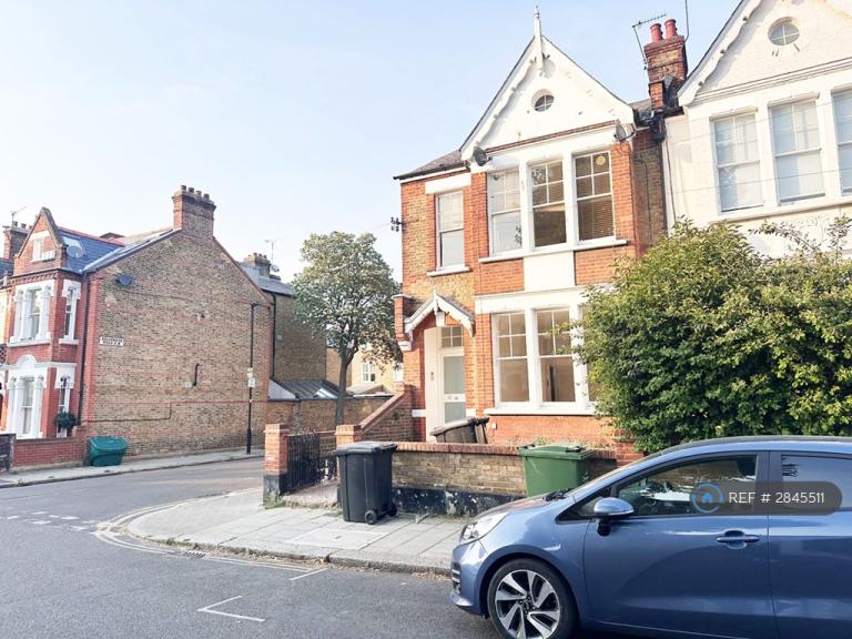 2 bedroom flat in Crescent Lane, London, SW4 (2 bed) (#2845511)