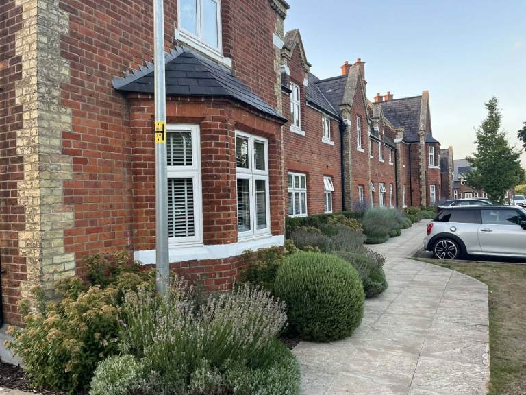 Anyone in Sutton , Epsom, Surrey want spacious ground floor flat in Aylesbury 