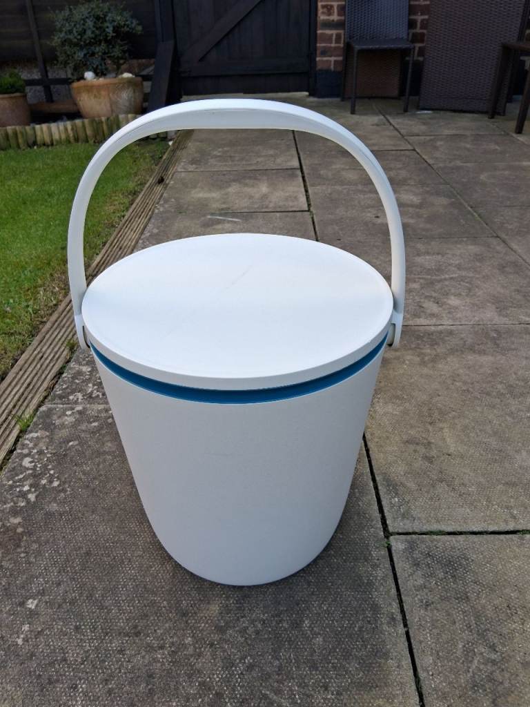 Pop up ice bucket bar