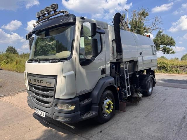 2020 70 DAF LF 230 E6 16T Stocks VT650 dual sweep road sweeper gully arm air con