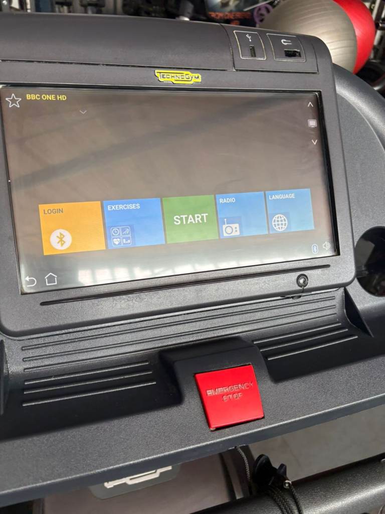 1 X technogym Treadmill Run 600 Unity black