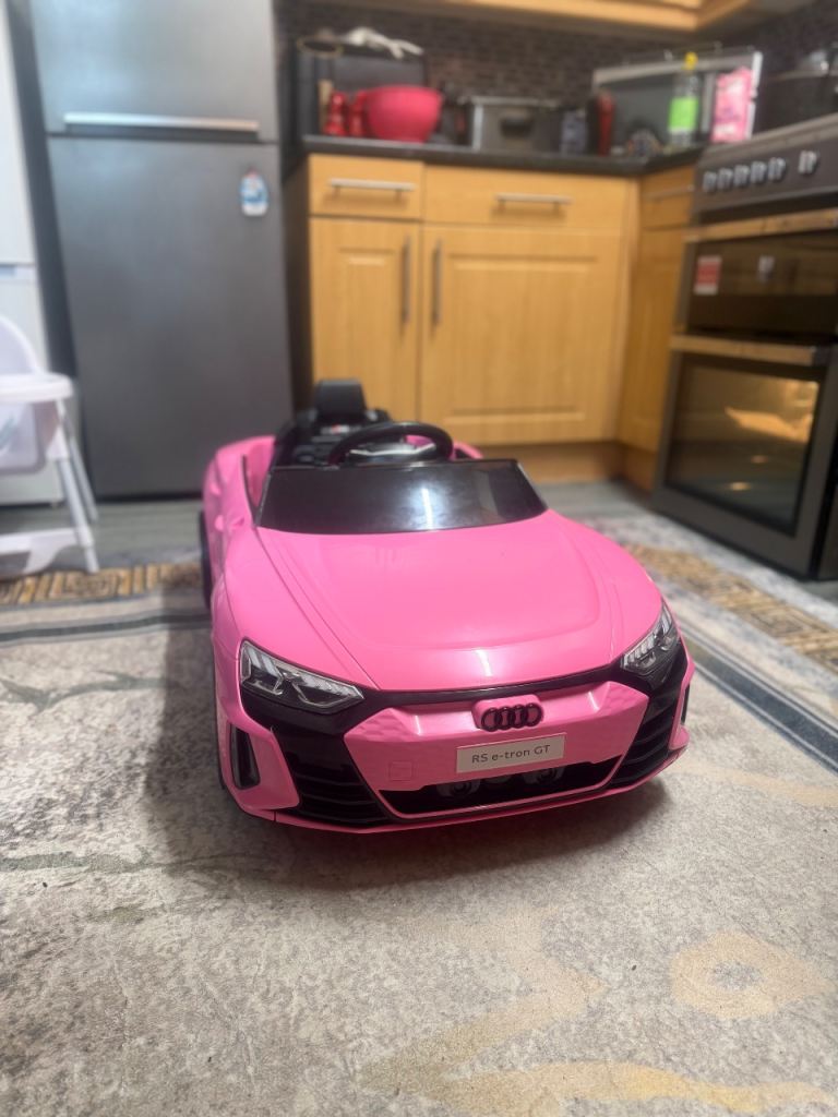 Pink Audi RS e-tron GT Kids Ride-On Car – Excellent Condition