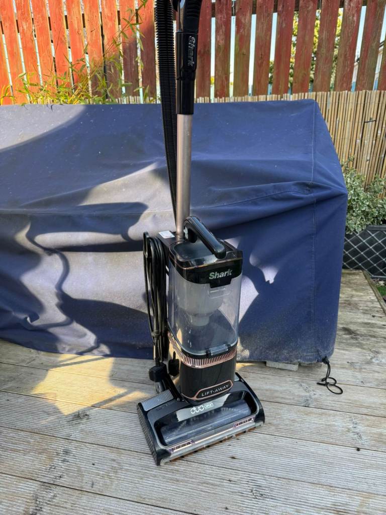 Shark Upright Hoover Vaccum Cleaner - Good Condition -Model : NV702UKT