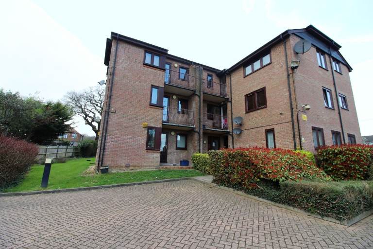 Outclass Ground Floor spacious  2 Bedrooms purpose built flat close to Buckhurst Hill Station