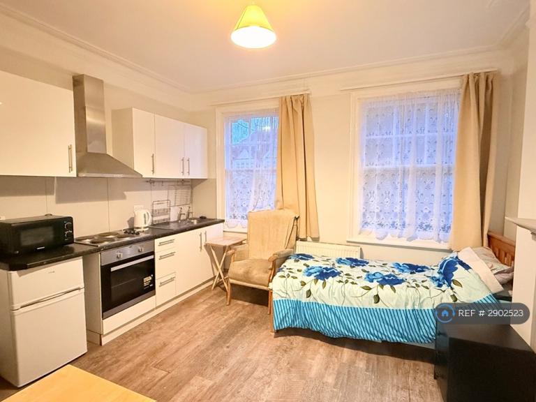 Studio flat in Staverton Road, London, NW2 (#2902523)