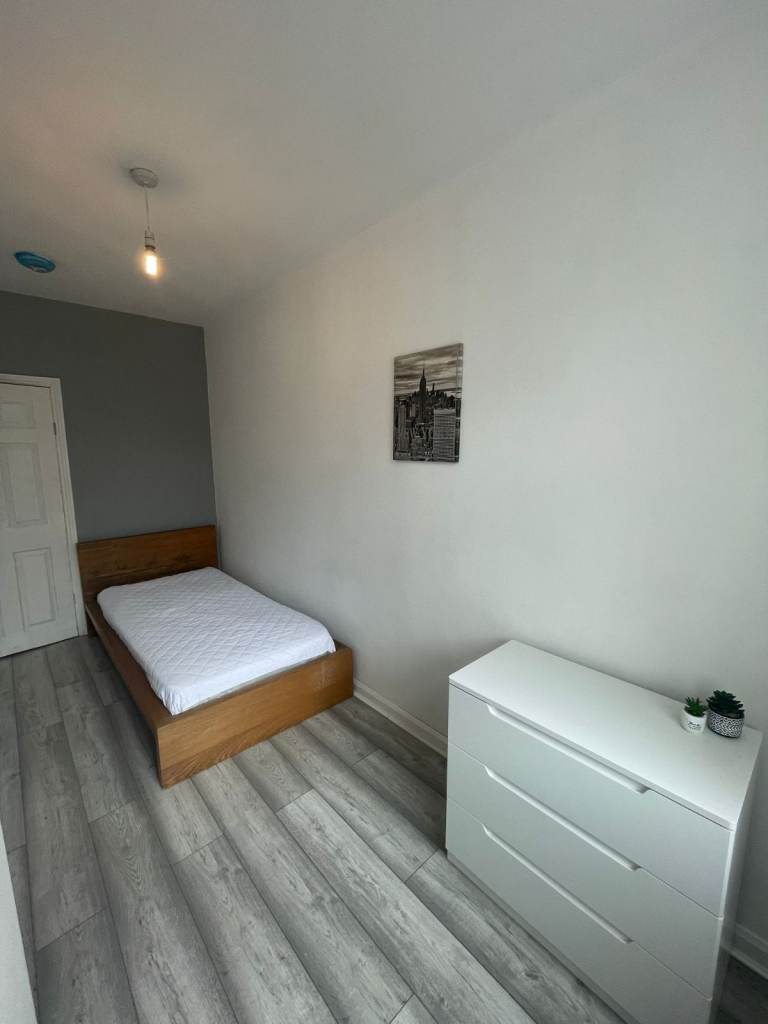 Spacious & Cosy Single Room For Rent AT ST4 6EE