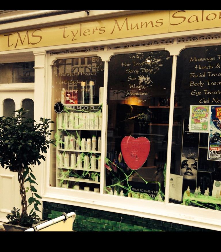 Shop rent beautiful salon for £500 pw
