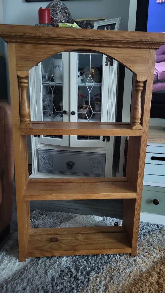 Small Wooden Bookshelf with Decorative Arch – Good Condition