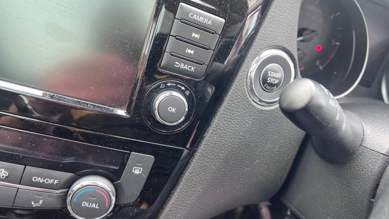 Nissan qashqai N1.5 dCi 115 N-Connecta 5dr 2 owners full Nissan history stunning