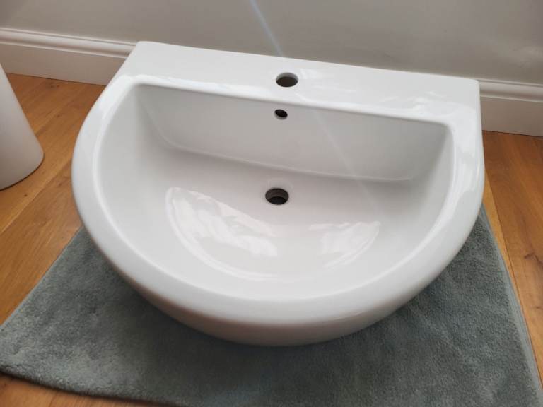 Bathroom sink/ pedestal basin