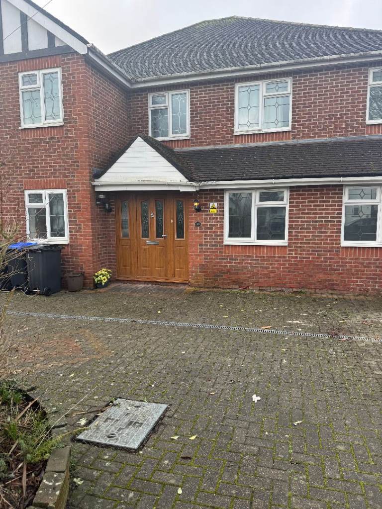 Large Property to Let in Iver, Bucks