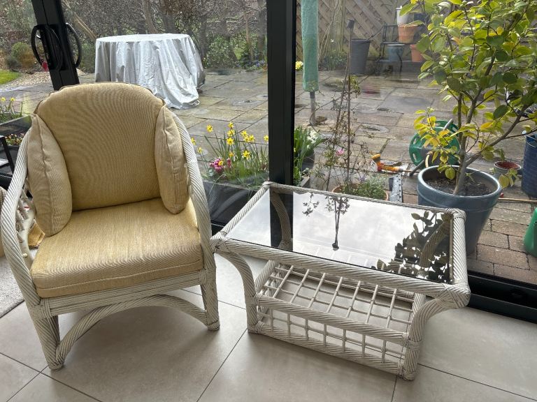 conservatory wicker chairs & glass coffee table 