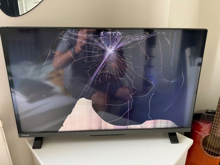 FREE 32 inch smart TV broken screen 4 months old 