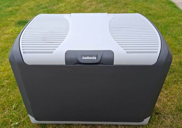 Halfords 40L Electric Coolbox - Mains & Car Use