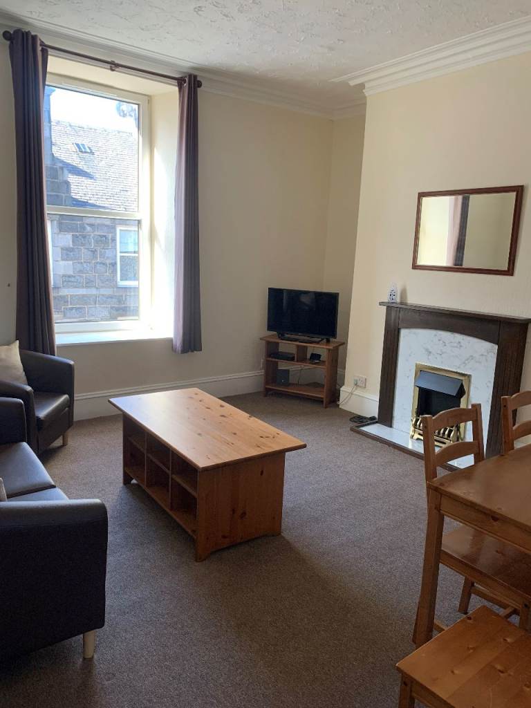 IMMEDIATELY AVAILABLE FULLY FURNISHED 2 DOUBLE BEDROOM FLAT LCOATED IN CITY CENTRE