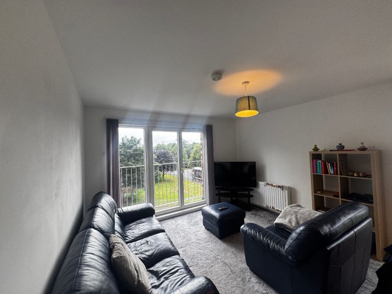 Shared Room Available in a Modern 2-Bedroom Flat – Available Until End of August