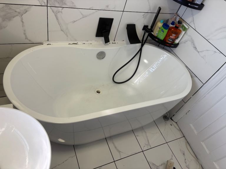 Modern White Freestanding Bathtub – Good Condition