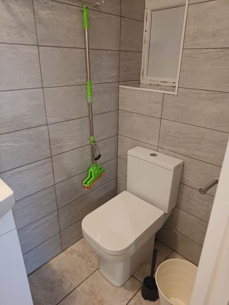  Spacious studio share in house near city centre