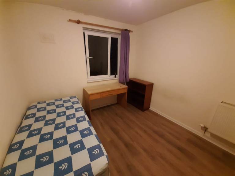 Single Room to let Inch area to full time student