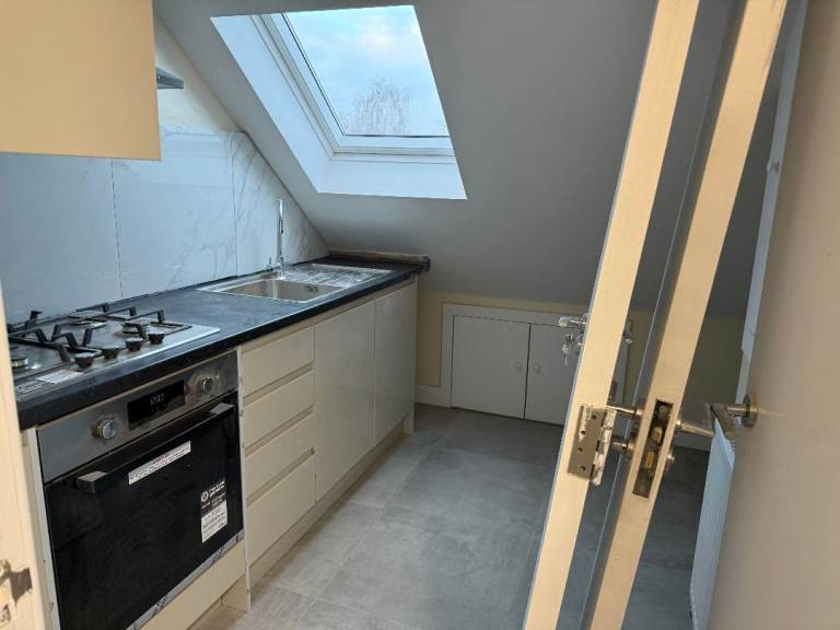 ONE ROOM KITCHEN FLAT 2ND FLOOR AT SUDBURY TOWN NEAR HIGH STREET 