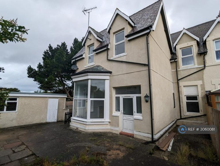 1 bedroom flat in Bryn Lupus Road, Llandudno, LL30 (1 bed) (#3060081)