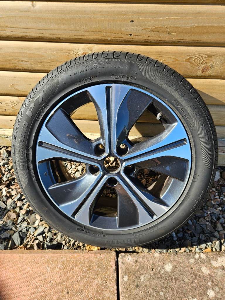 Nissan LEAF ze1 17 inch alloy wheel 215 50 17 tyre