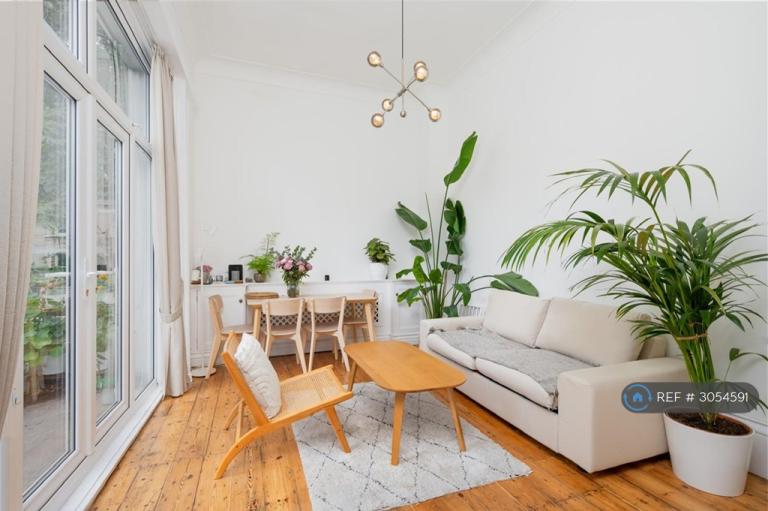 1 bedroom flat in Grove Court, London, SW4 (1 bed) (#3054591)