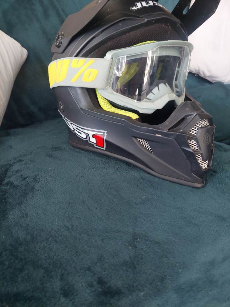 Motorcycle helmet & goggles 