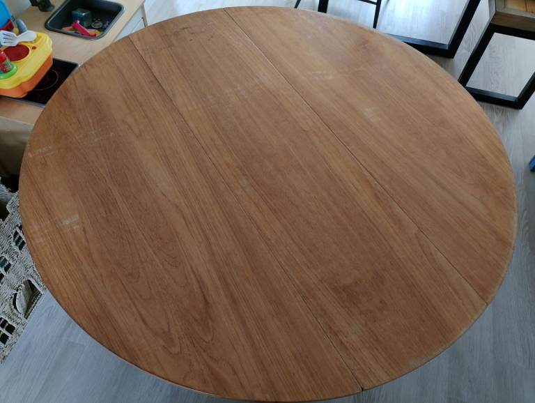 Gateleg table