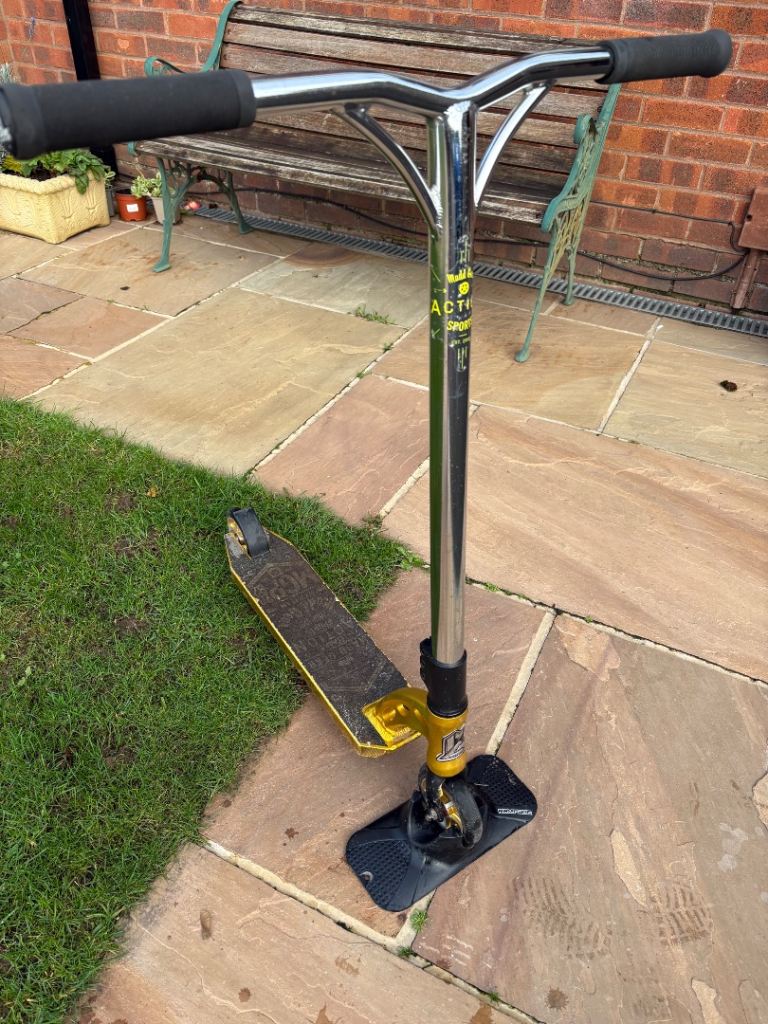 Mad Gear Pro VX7 Stunt Scooter – Good Condition