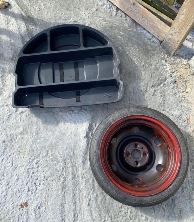 Hyundai i20 boot tray and spare wheel