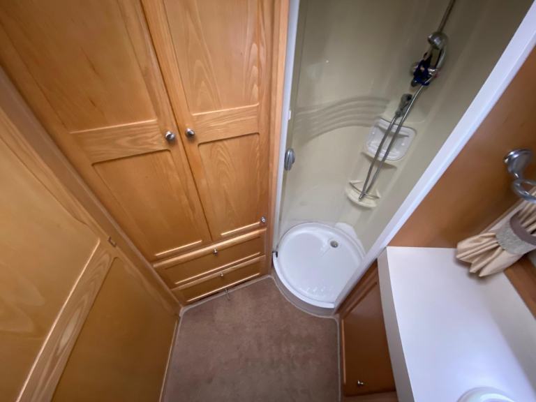 VANMASTER ACCOLADE 520 - 2010 - 2 BERTH - END WASHROOM - MOVER - PRISTINE 