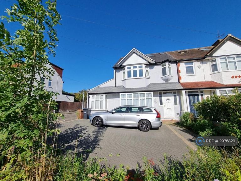 4 bedroom house in Hillside Avenue, Woodford Green, IG8 (4 bed) (#2976829)