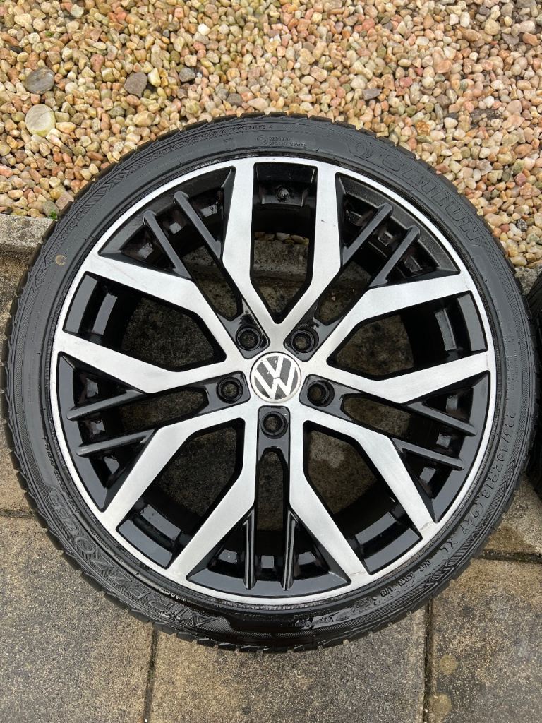 VW GOLF SANTIAGO Style 5 Alloy wheels and goo tyres