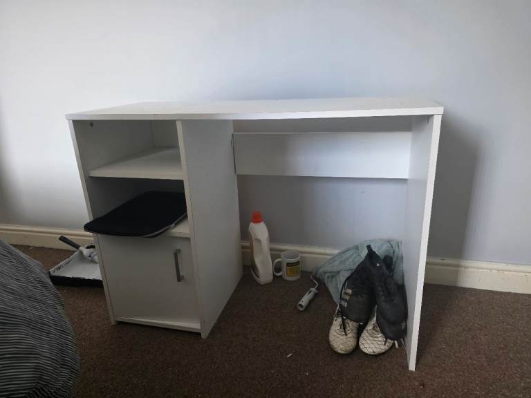 Complete desk. Free