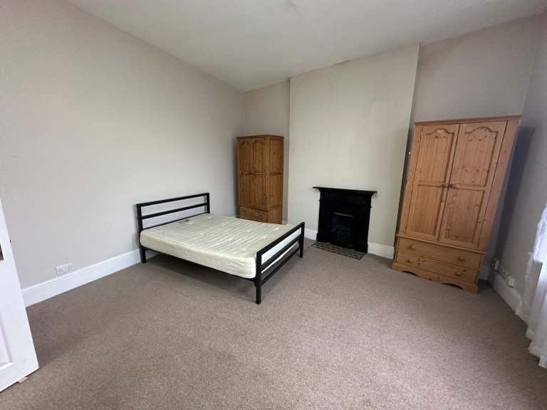 1 bedroom flat in Studio Flat – The Salisbury Hotel, Grand Parade London N4