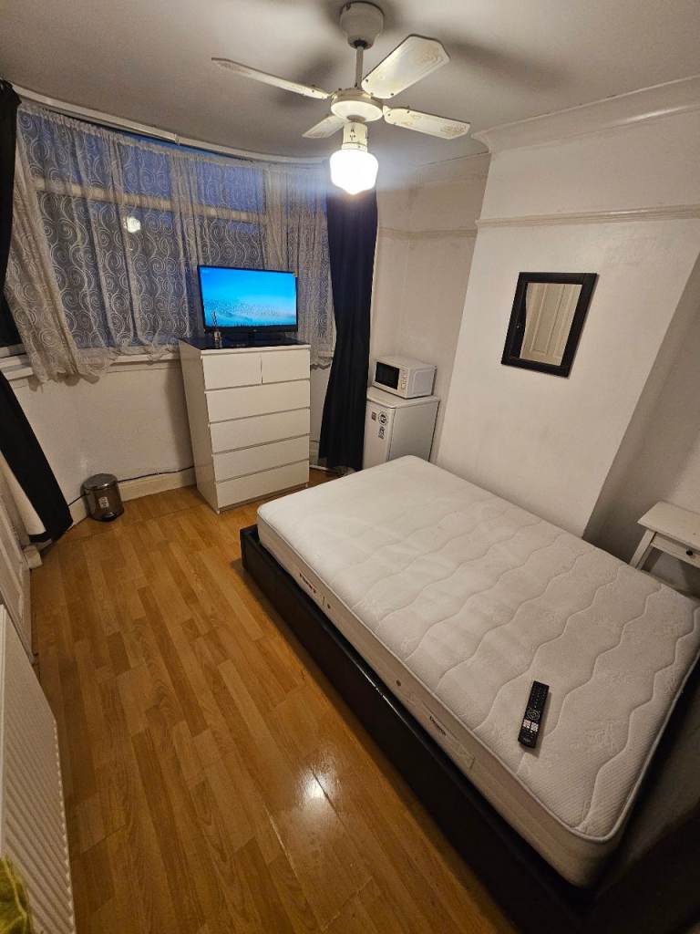 Room to rent in kingswood 