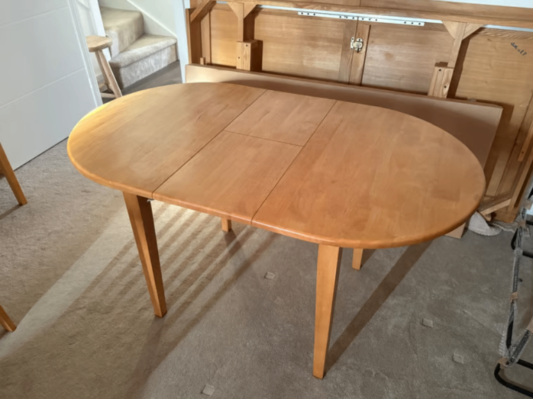 Solid wood (rubberwood) dining table 4 seat expands to 6 seat, very good condition