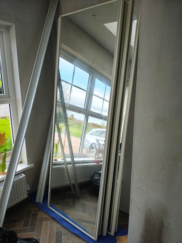 Mirrored wardrobe doors 