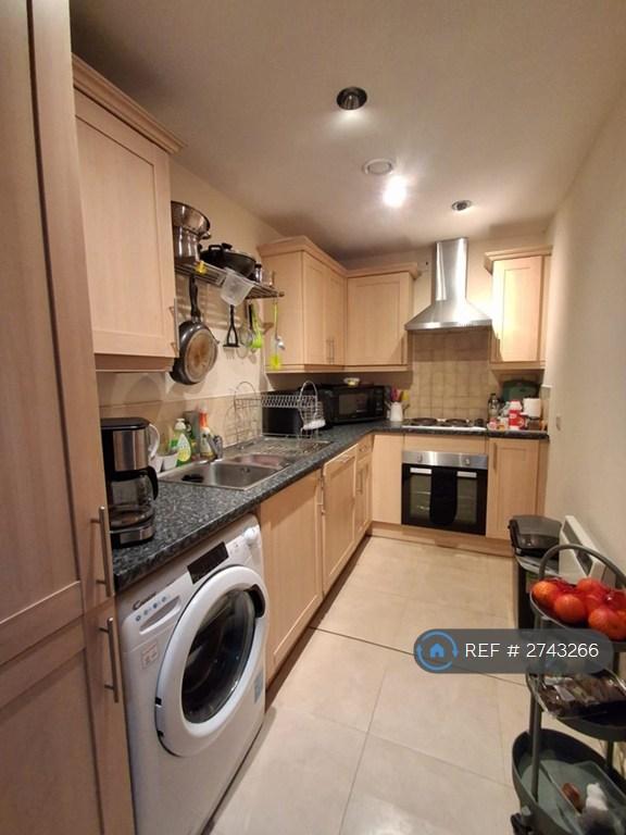 2 bedroom flat in Windsor Court, Newcastle-Under-Lyme, ST5 (2 bed) (#2743266)