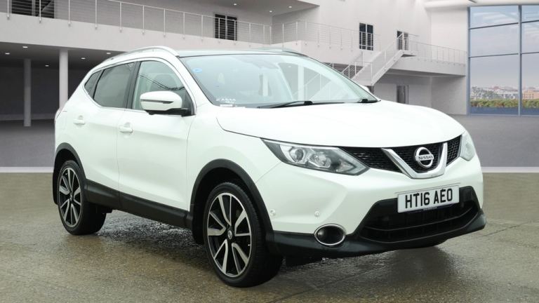 2016 Nissan Qashqai 1.2 DiG-T Tekna 5dr ++ PANROOF / NAV / LEATHER / ULEZ / 6 SERVICES ++ HATCHBA...