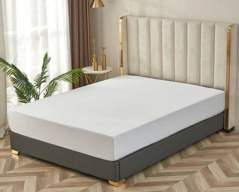 3x White Fitted Sheets for UK Double Bed - Elasticated - for Guests / Short Term Rentals / Airbnb